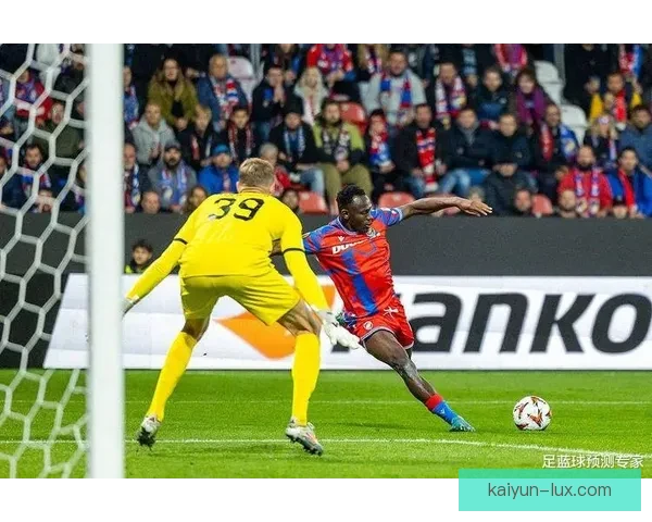 里尔防线稳定，状态回暖助力球队争夺联赛前列位置